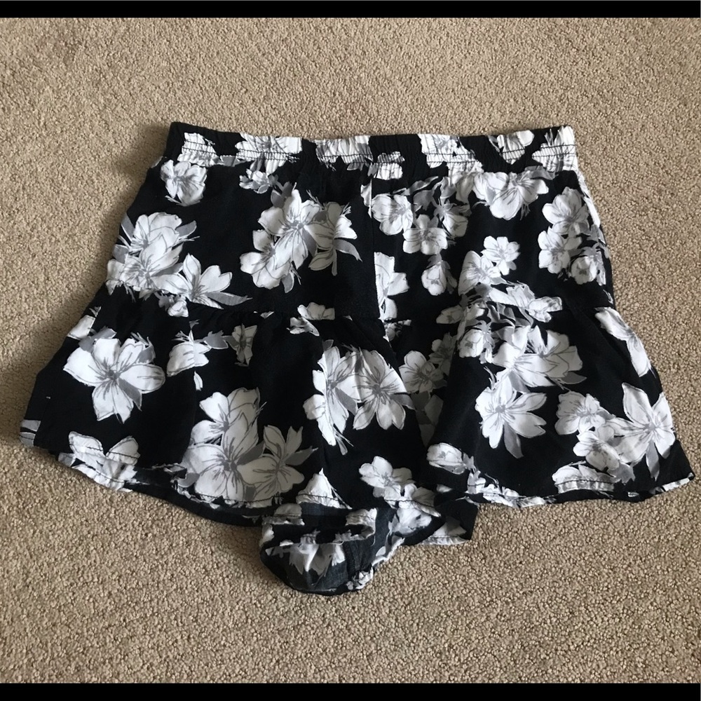 Black and white floral flowy shorts